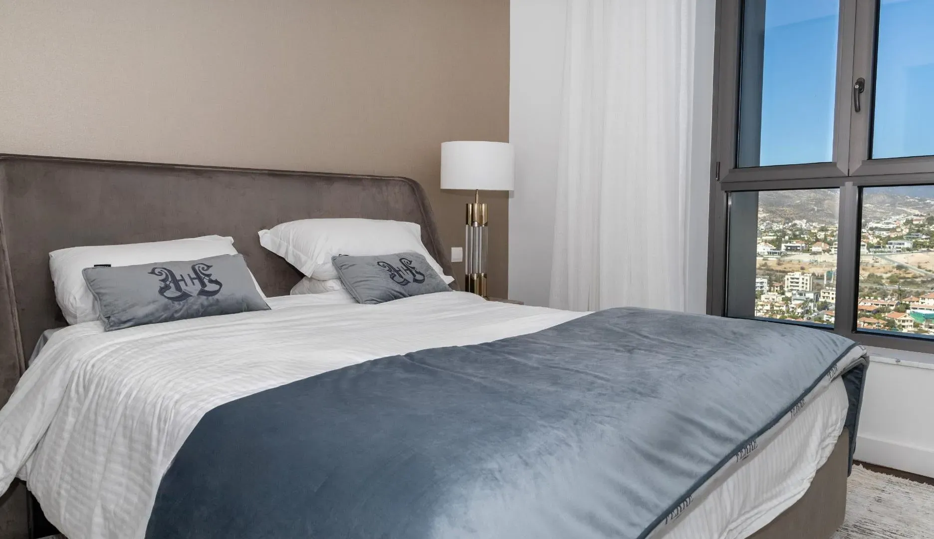 Property gallery view 1