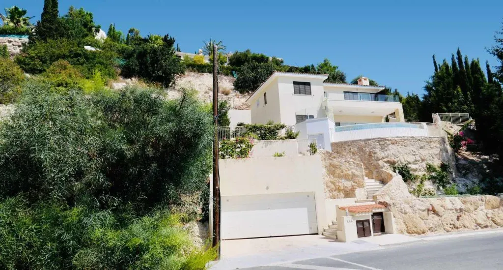 Property gallery view 4